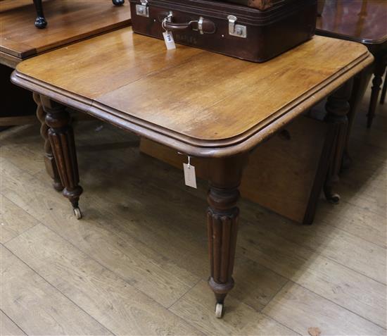 A Victorian extending dining table W.105cm unextended